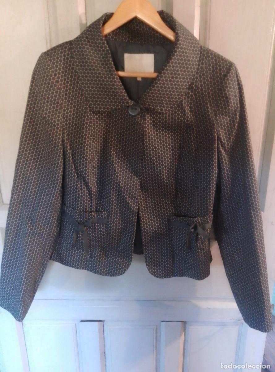 Segunda mano: Chaqueta blazer con estampado de lunares. Fransa. Talla 42