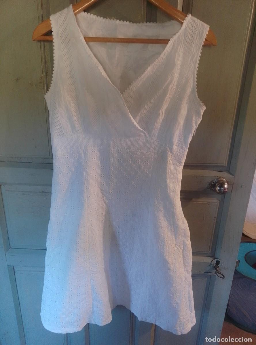 Segunda mano: Sencillo vestido blanco de verano sin mangas. Con calados. Cuello cruzado. Dibutti. Talla 42