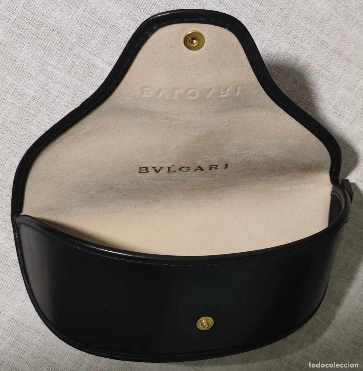Segunda mano: ESTUCHE R&Iacute;GIDO EN PIEL O PIEL SINT&Eacute;TICA NEGRA PARA GAFAS DE LA MARCA BVLGARI CON CIERRE DE BOT&Oacute;N