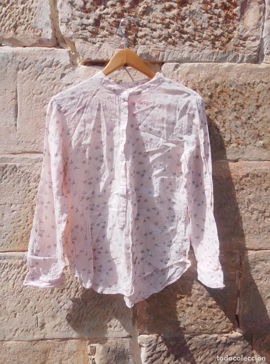 Segunda mano: Blusa camisa estampada con vilanos. Mango Basic. Rosa palo. Talla S