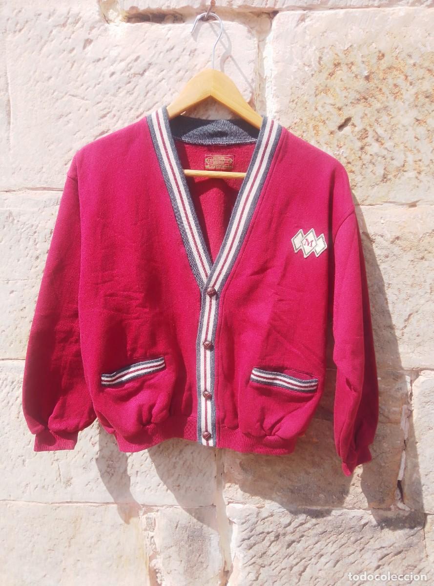 Segunda mano: Chaqueta c&aacute;rdigan estilo vintage equipo f&uacute;tbol. Mayoral. Talla XS. Granate