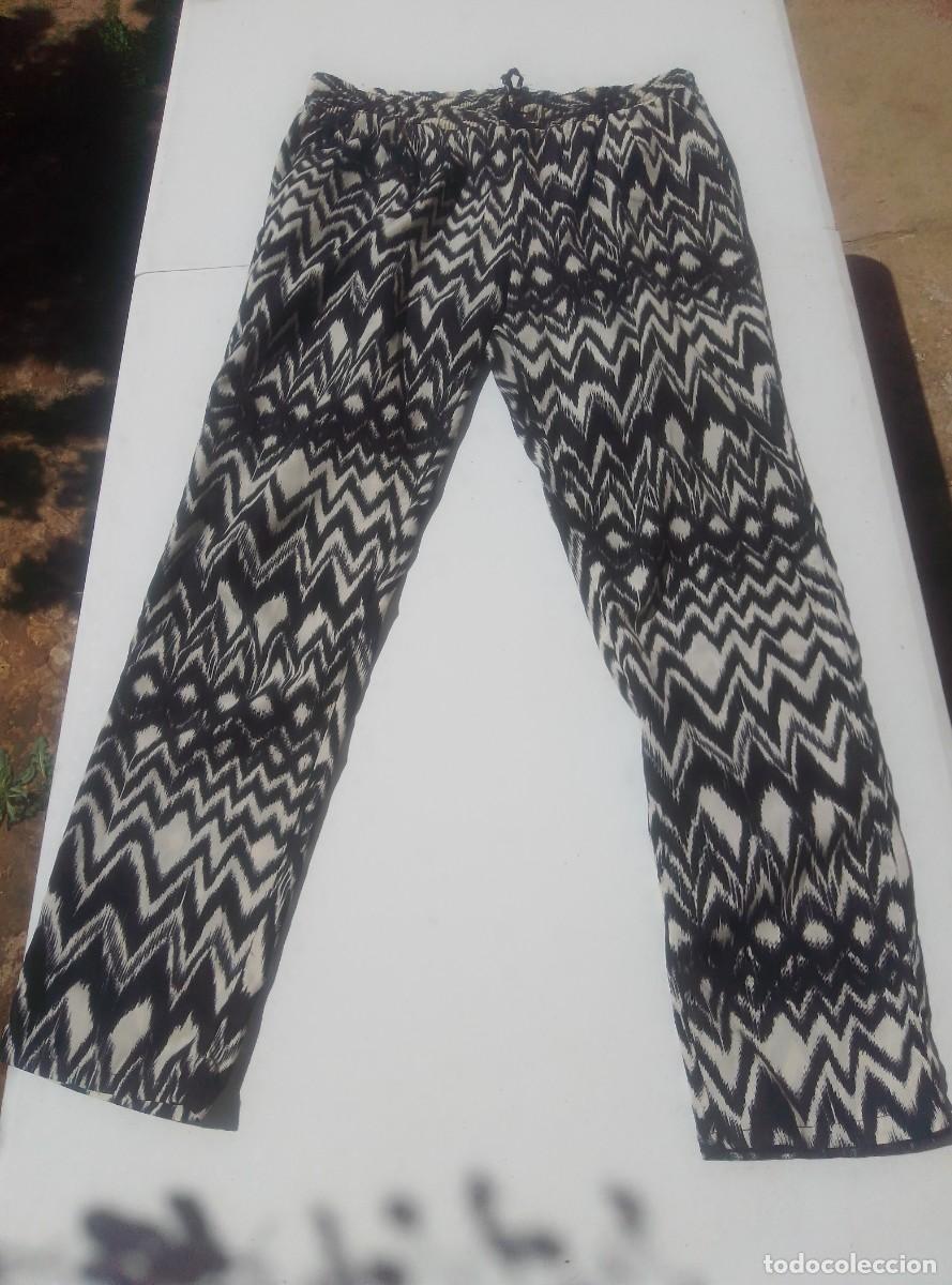 Segunda mano: Pantalones bohemios fluidos. Con estampado. Kira. Talla L