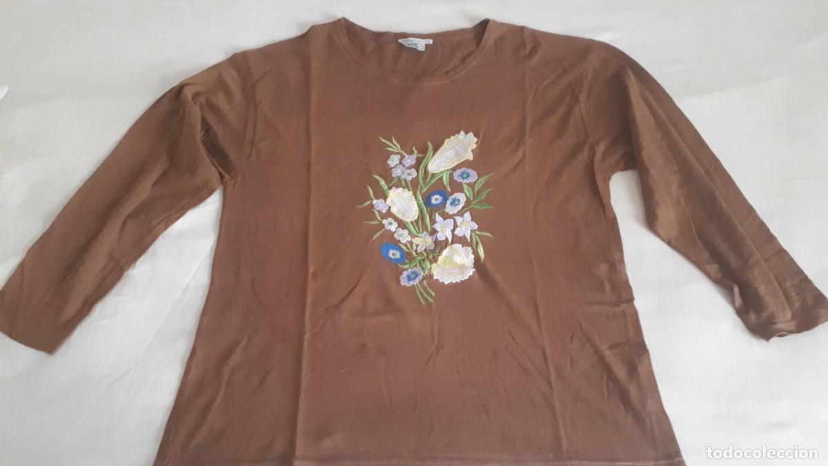 Segunda mano: CAMISETA MUJER MARRON BORDADA MANGA LARGA - EL CORTE INGL&Eacute;S - TALLA M.