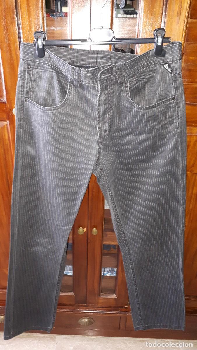 Segunda mano: PANTALON HOMBRE C&A GRIS RAYA DIPLOM&Aacute;TICA - TALLA 32-33.