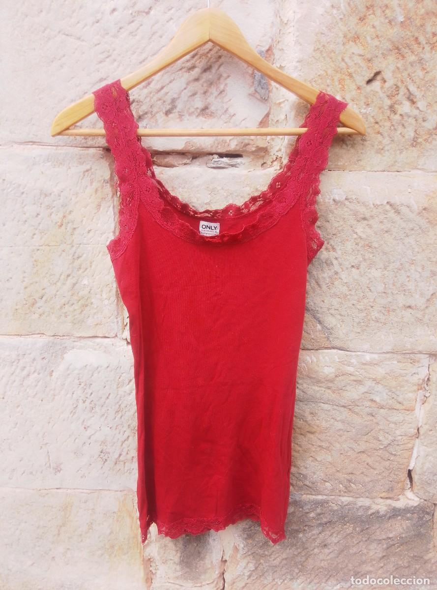 Segunda mano: Camiseta lencera con detalles de encaje. Granate. Only. Talla M