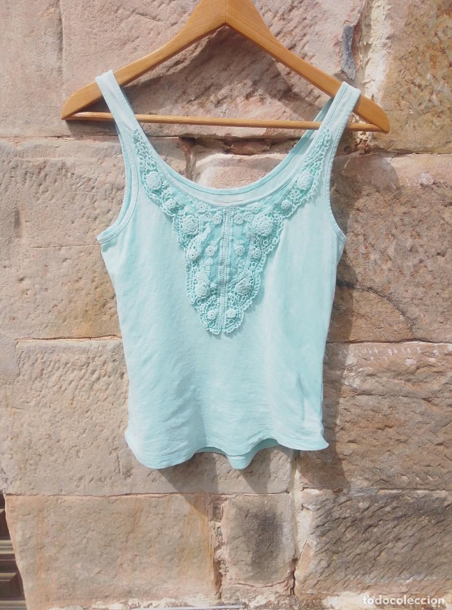 Segunda mano: Camiseta top de tirantes con detalle de croch&eacute; en la pechera. Springfield. Talla S/M