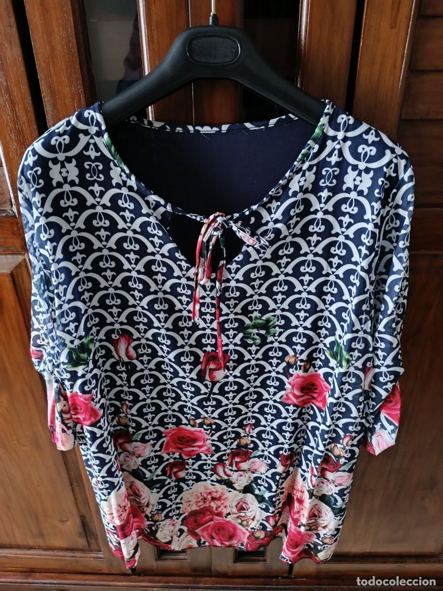 Segunda mano: BLUS&Oacute;N SE&Ntilde;ORA ESTAMPADO AZUL Y BLANCO - TALLA XL.