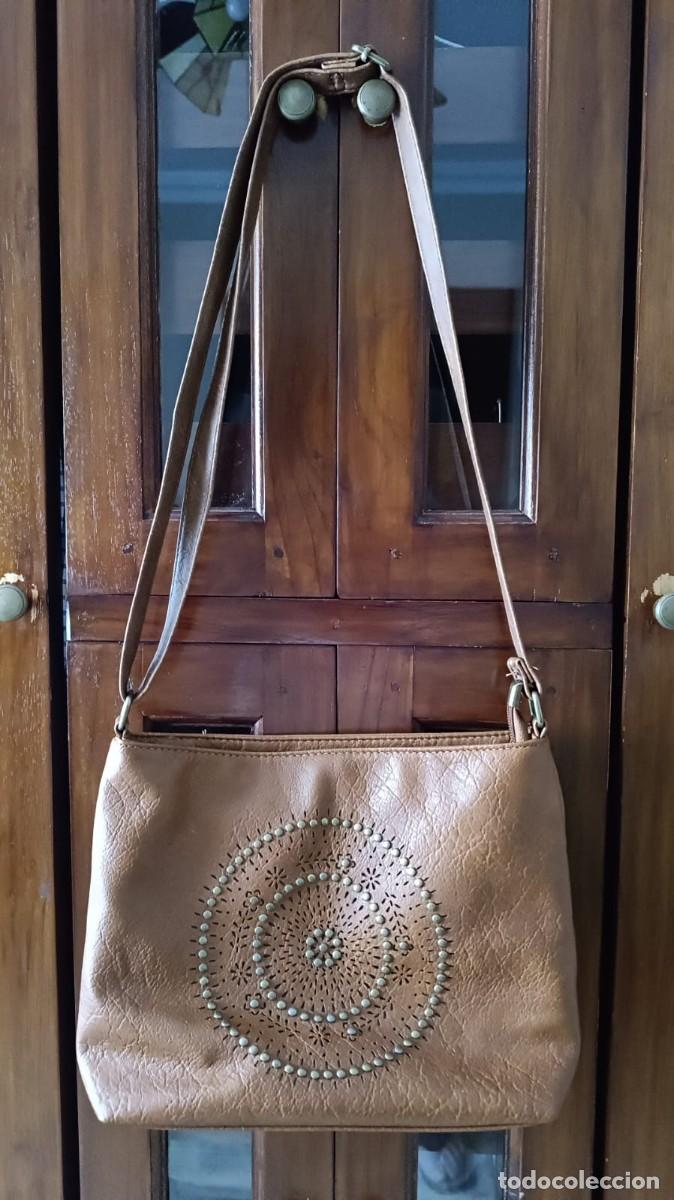 Segunda mano: BOLSO SE&Ntilde;ORA POLIPIEL MARR&Oacute;N CON TACHUELAS DORADAS.