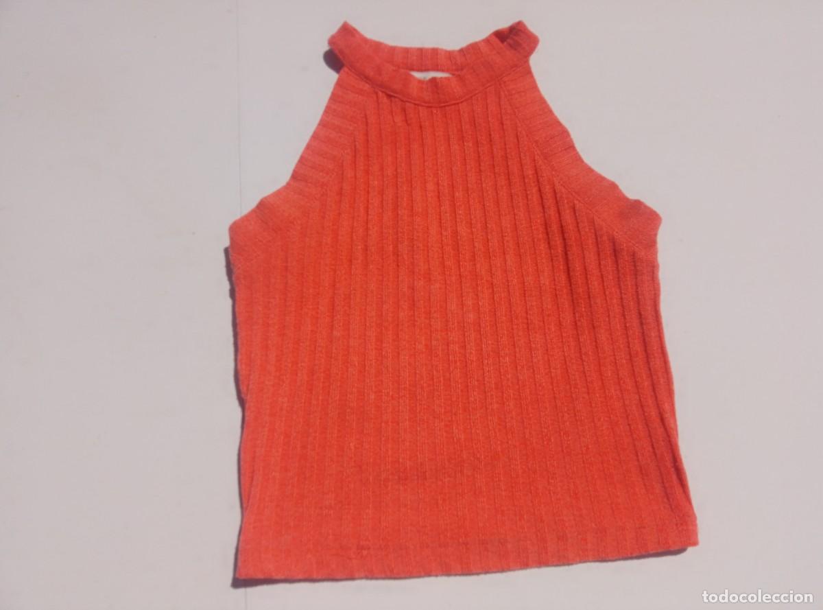 Segunda mano: Top ajustado cortito escote halter. Coral. Acanalado. Bershka. Talla S