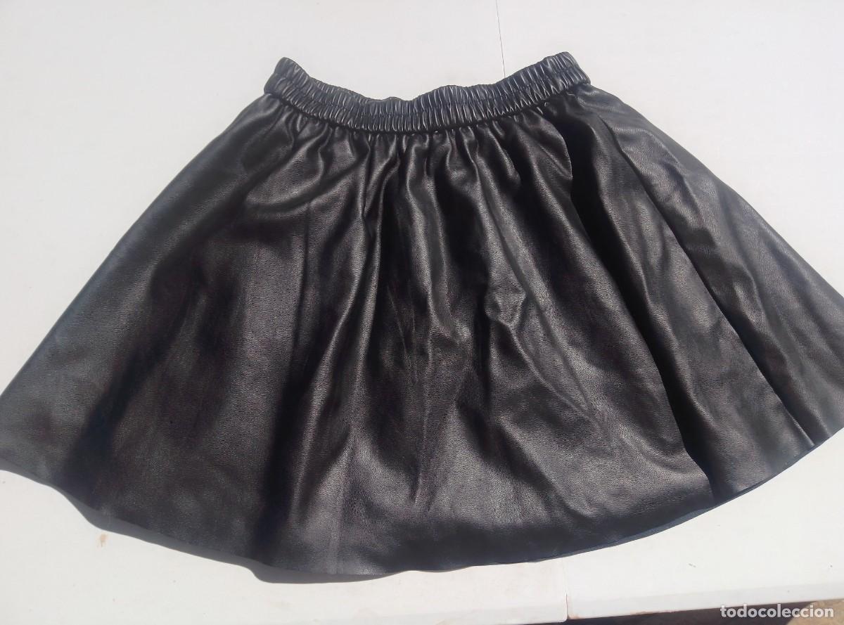 Segunda mano: Minifalda con vuelo, tipo patinadora. S&iacute;mil cuero. Talla S. Nueva, con etiqueta