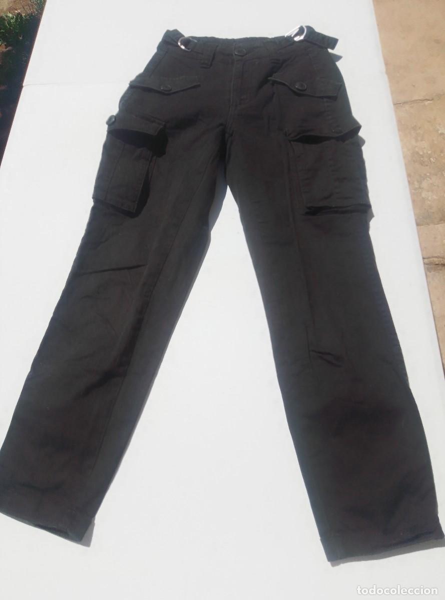 Segunda mano: Pantalones cargo tobilleros. Bershka. Negros. Talla 32