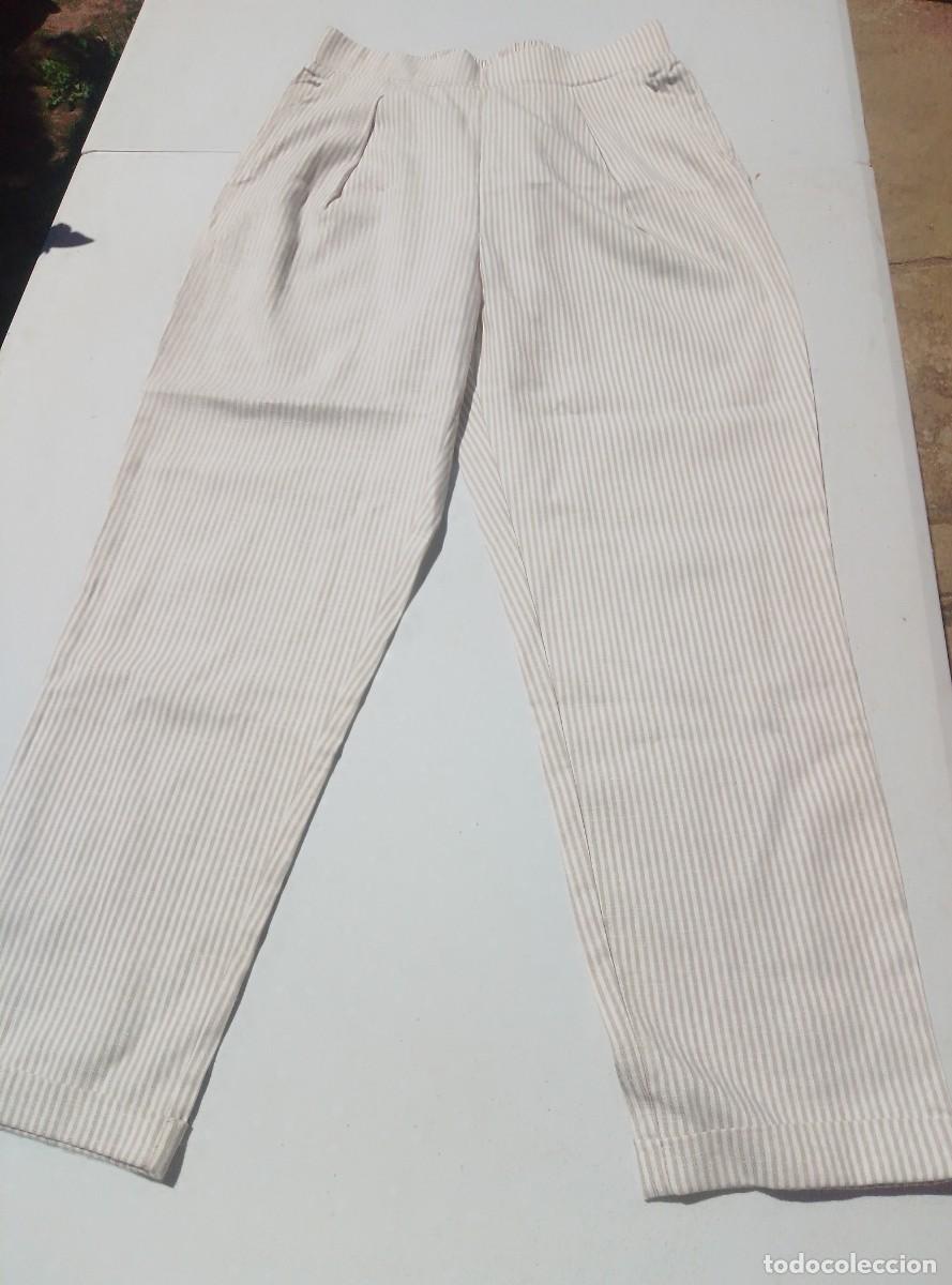 Segunda mano: Pantalones pinzas de rayas. Cintura el&aacute;stica. Stradivarius. Talla M