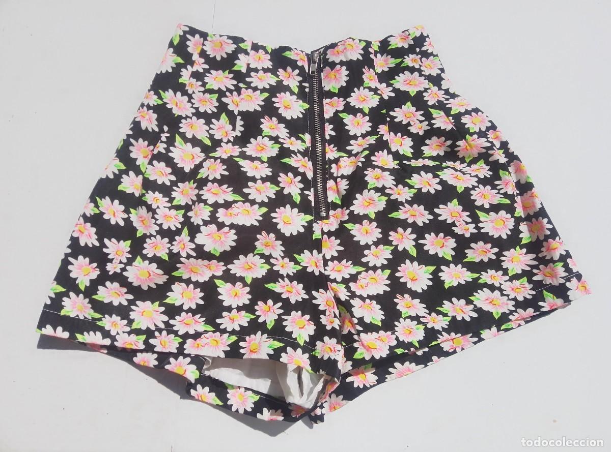 Segunda mano: Pantalones cortos, shorts estampados de flores y detalles fl&uacute;or. Talla S
