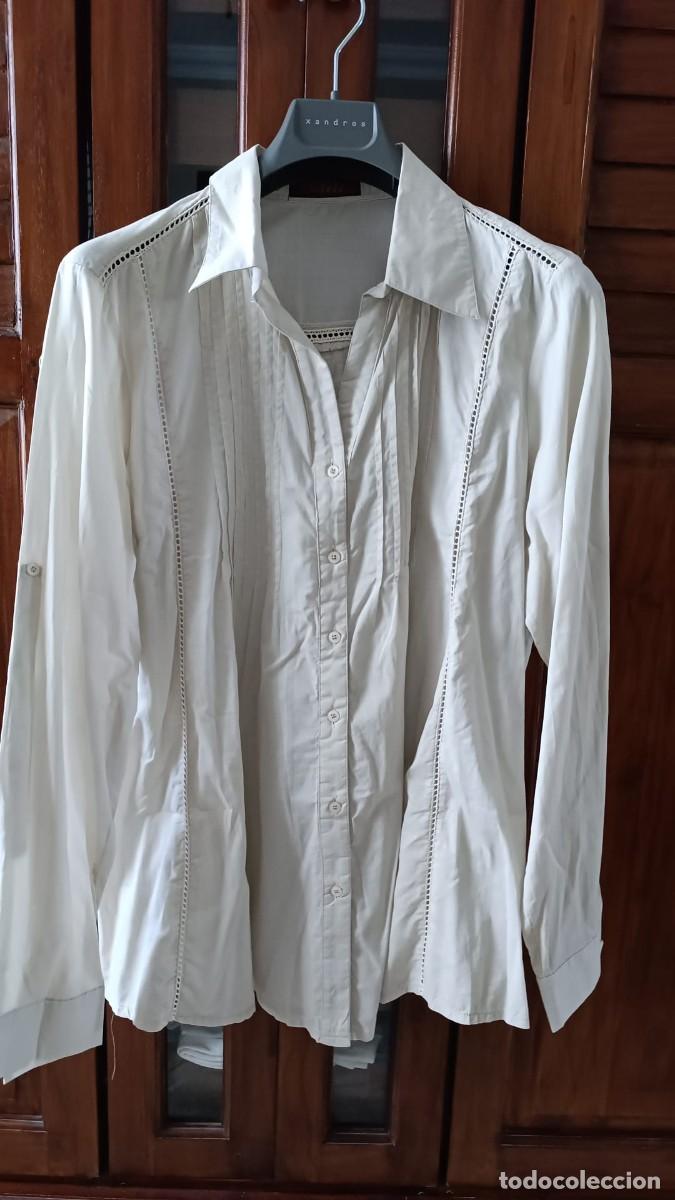 Segunda mano: CAMISA SE&Ntilde;ORA BEIGE PLISADA Y CALADA - BOTELI - TALLA 50
