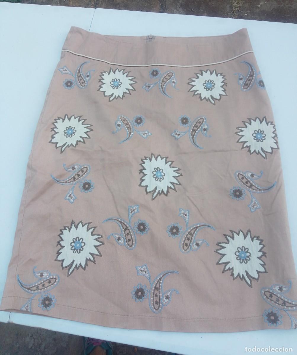 Segunda mano: Falda beis con bordados. Anany. Talla 40