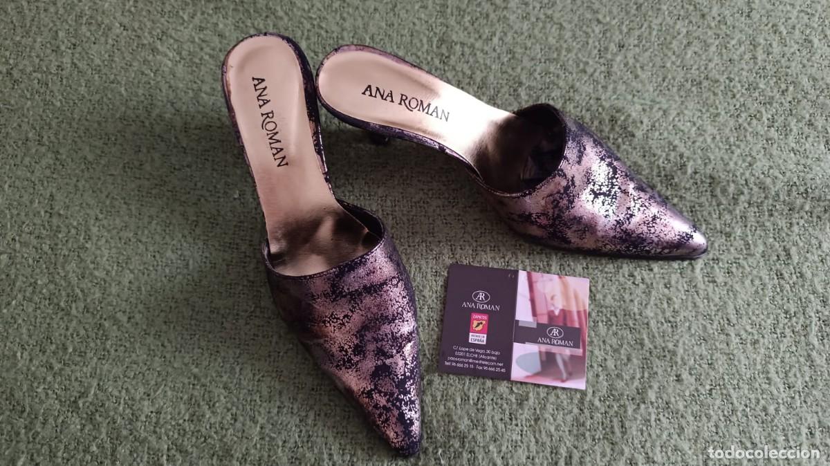 Segunda mano: ZAPATOS NEGROS DORADOS TAC&Oacute;N SE&Ntilde;ORA - ANA ROM&Aacute;N - N&Uacute;M. 38.