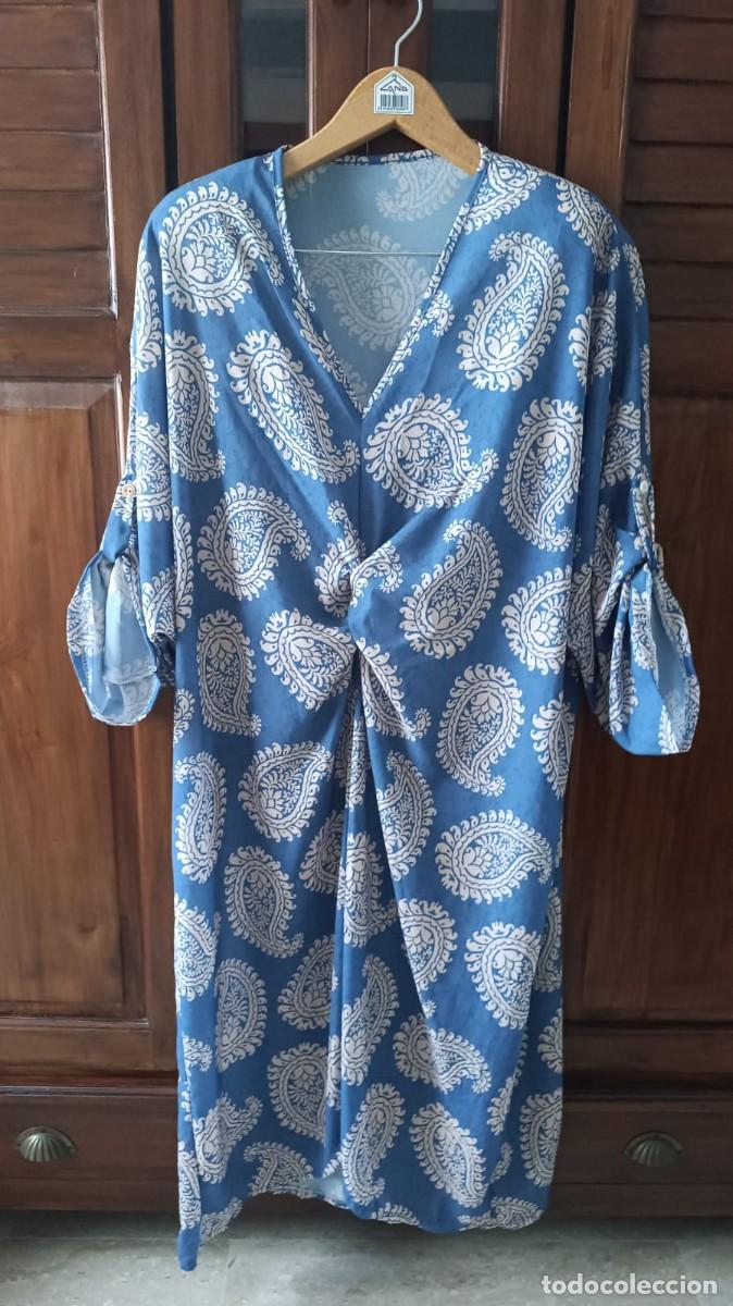 Segunda mano: VESTIDO SE&Ntilde;ORA ESTAMPADO AZUL - TALLA &Uacute;NICA.