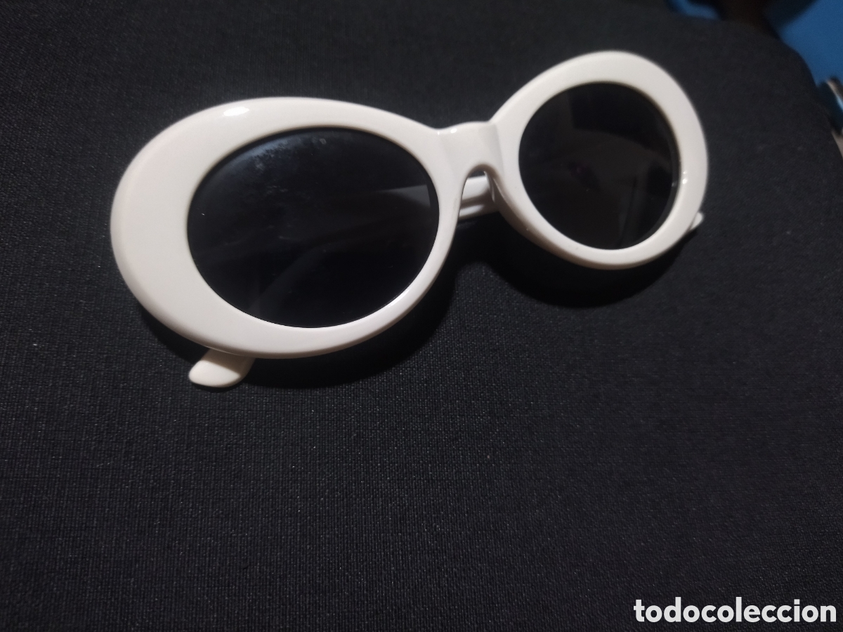 Segunda mano: Gafas de sol ovaladas vintage. Blancas.