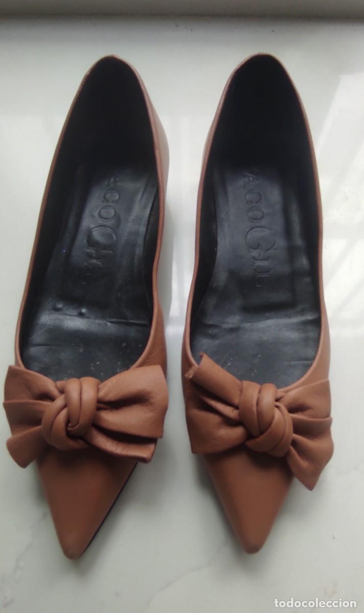 Segunda mano: ZAPATOS DE SALON DE MUJER EN PIEL COLOR CAMEL CON GRAN LAZO. VINTAGE. NUMERO 37