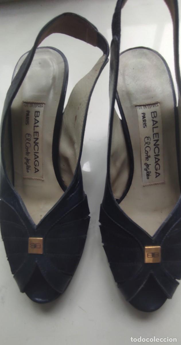 Segunda mano: ELEGANTES ZAPATOS VINTAGE DE MUJER NEGROS CON LAZO Y LOGO DORADOS - BALENCIAGA PARIS.