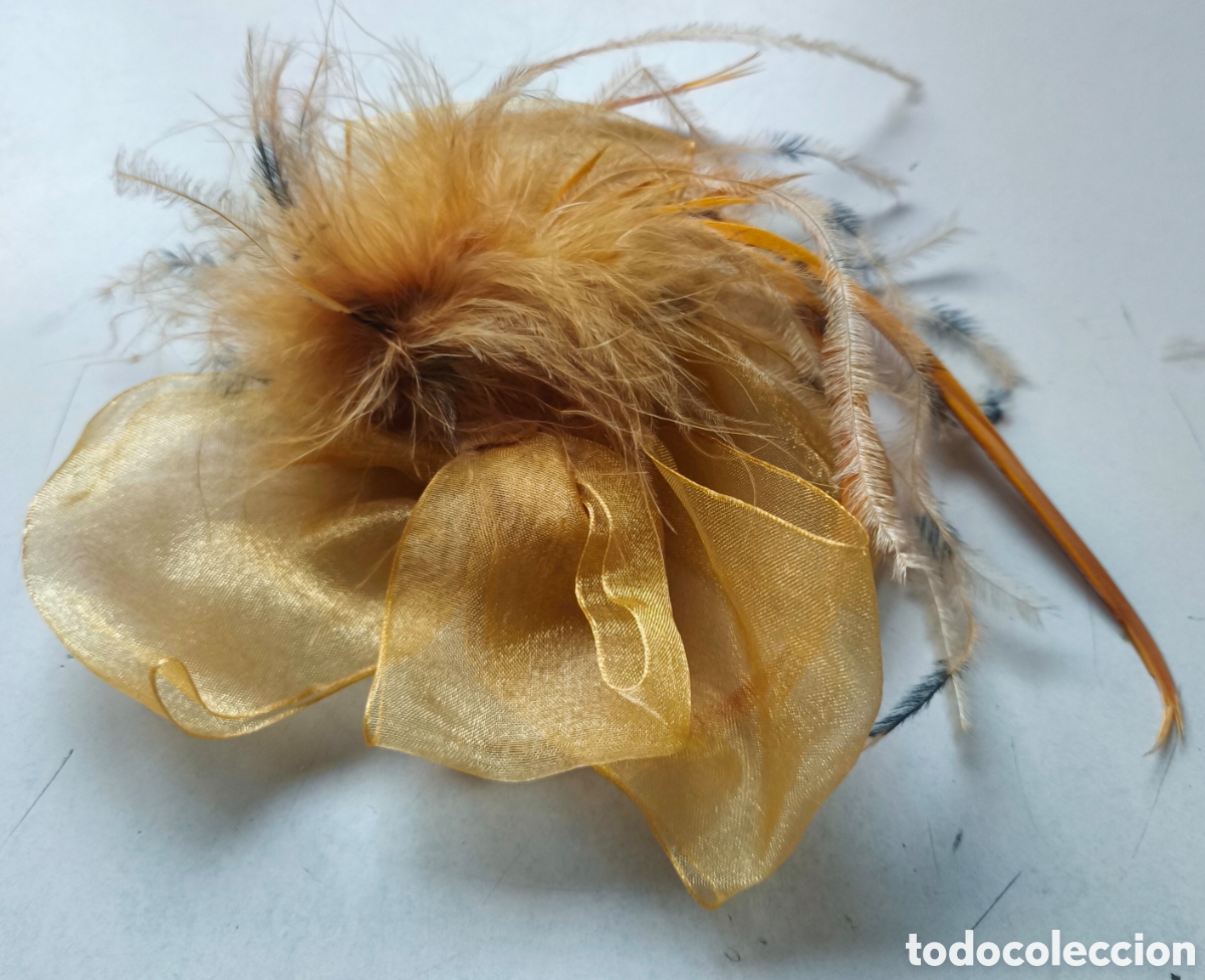 Segunda mano: Precioso tocado Ideal para.complementar un atuendo especial. - Dise&ntilde;o floral con plumas y malla.