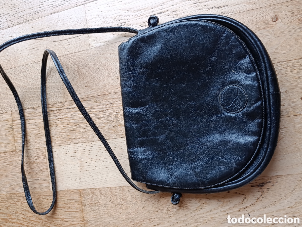 Segunda mano: Bolsa de piel negro en bandolera