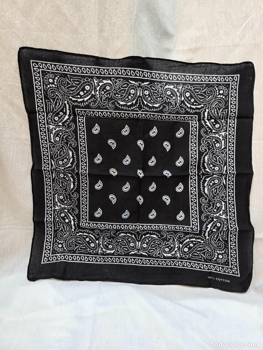 Segunda mano: Pa&ntilde;uelo bandana de cuello o cabeza con estampado de cachemira negro y blanco 100% algod&oacute;n