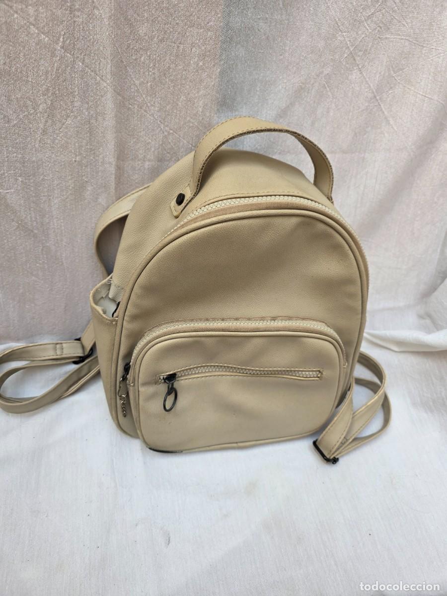Segunda mano: Mochila peque&ntilde;a de mujer en piel sint&eacute;tica color beige con bolsillos con cremallera