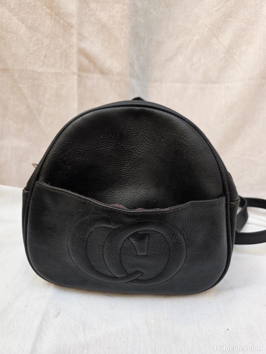 Segunda mano: Mochila peque&ntilde;a de mujer en piel sint&eacute;tica color negro con relieve frontal
