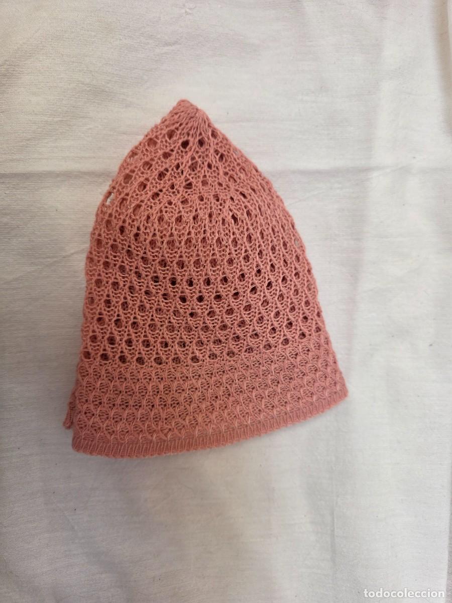 Segunda mano: Gorro de punto calado / de ganchillo para mujer en color rosa palo