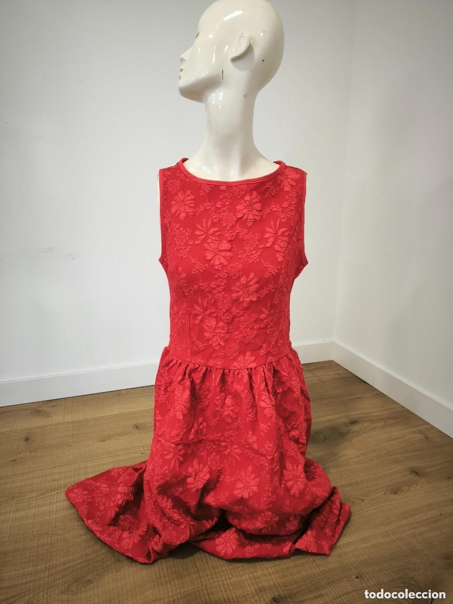 Second-Hand: Vestido Rojo Con Relieve Floral Talla M &ndash; Elegancia Y Vuelo Para Tus Ocasiones Especiales