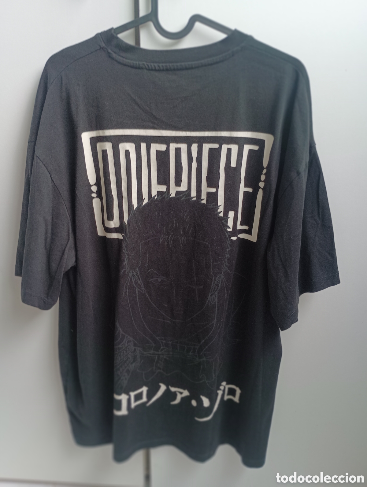 Segunda mano: Camiseta ONE PIECE Roronoa Zoro de Pull&Bear. Talla L. Buen estado. Poco uso.