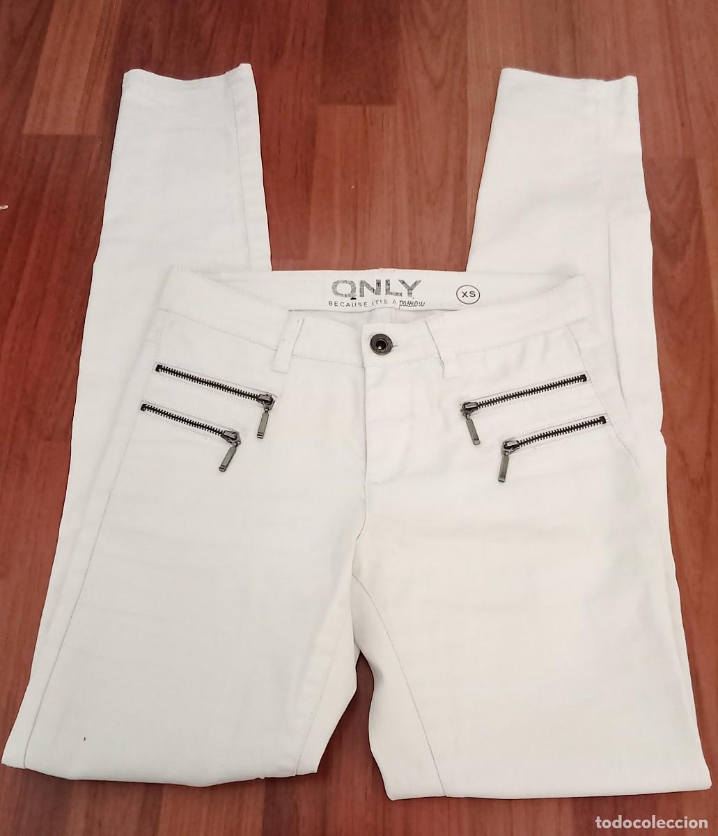 Segunda mano: vaquero blanco. marca ONLY because itis passion, talla XS