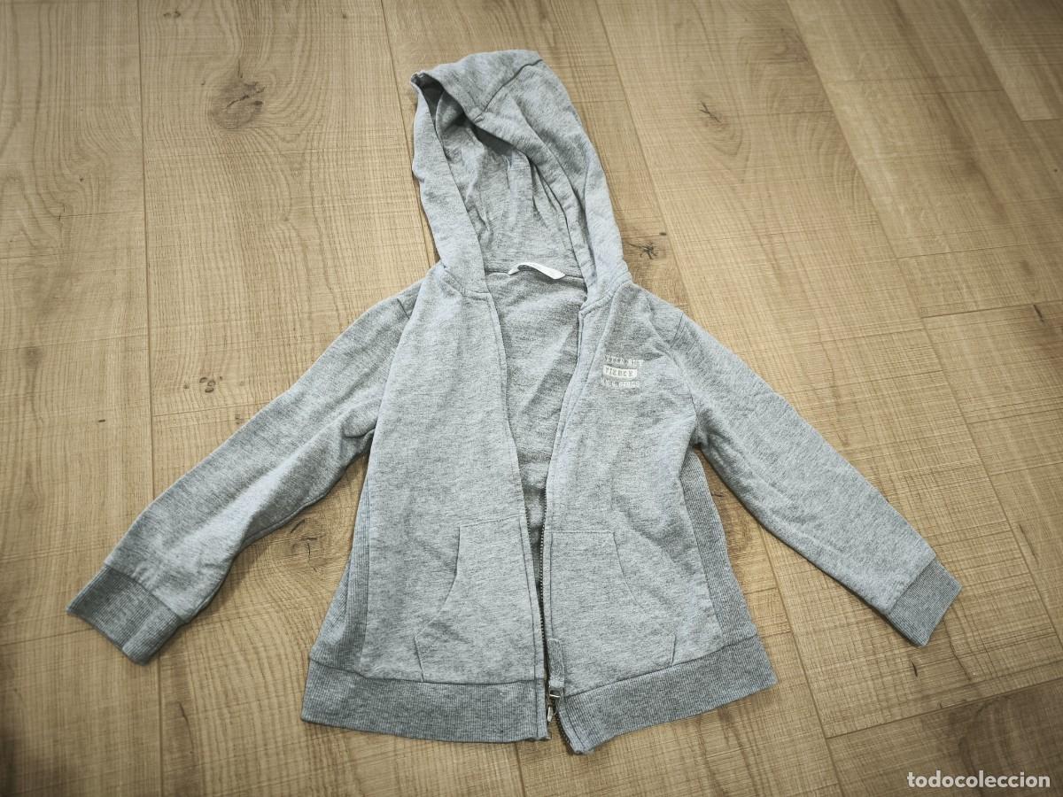Segunda mano: Sudadera Gris Infantil Con Capucha Y Cremallera Mango MNG &ndash; Talla 6 a&ntilde;os | Prenda Casual Y C&oacute;moda
