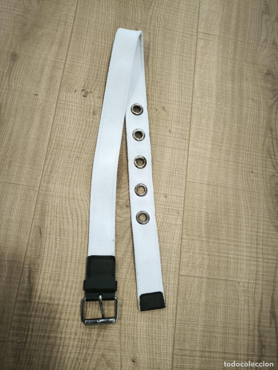 Second-Hand: Cintur&oacute;n Blanco De Lona Con Ojales Met&aacute;licos Y Hebilla &ndash; Complemento Casual 99 Cm Para Tus Looks