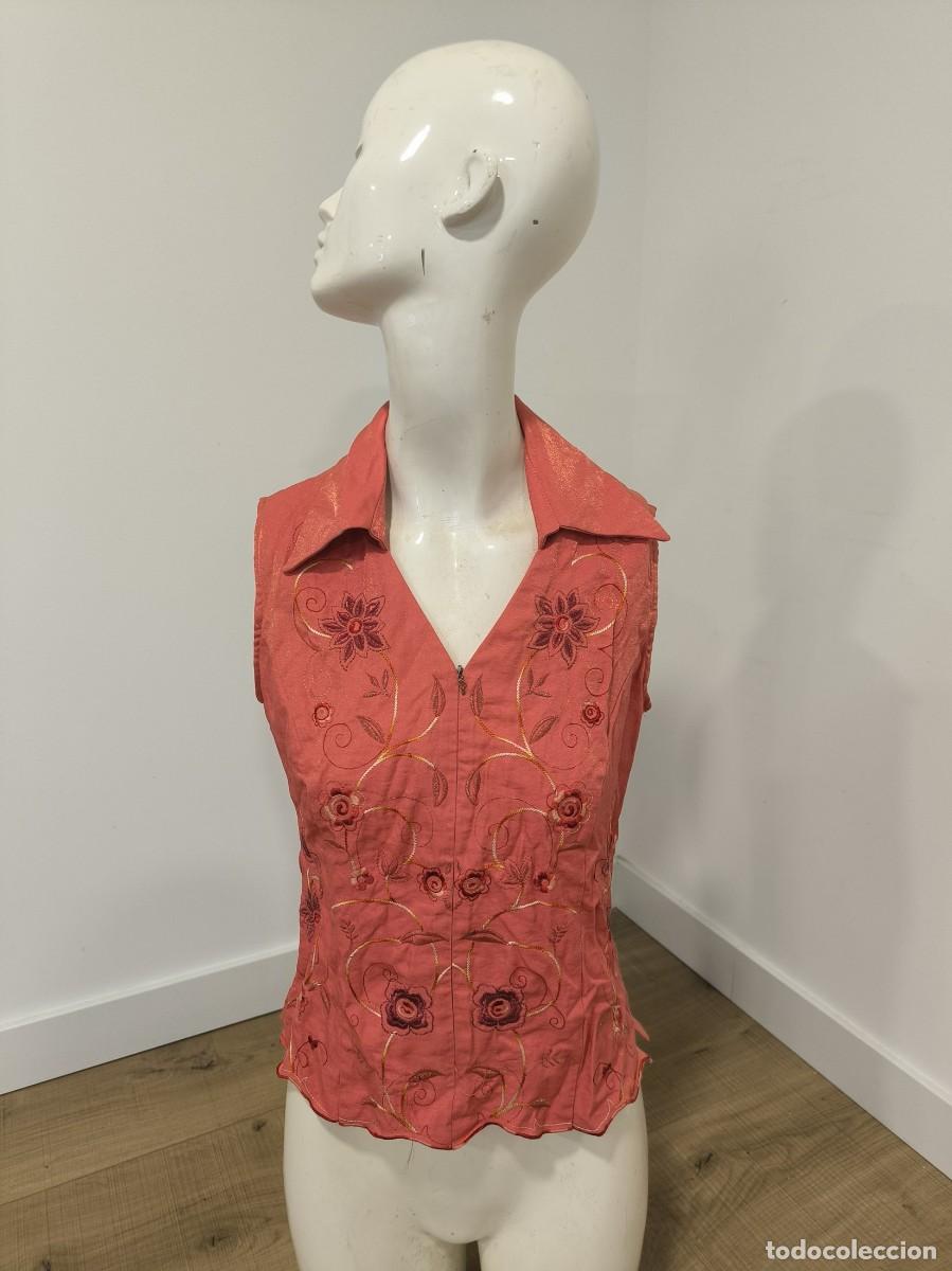 Segunda mano: Blusa De Mujer Coral Bordada Sin Mangas El Corte Ingl&eacute;s Talla 40 &ndash; Con Cuello Y Flores