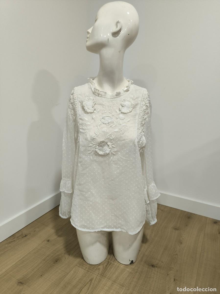 Segunda mano: Blusa T&uacute;nica Blanca Sfera Talla S &ndash; Plumeti Flores Bordadas Manga Campana