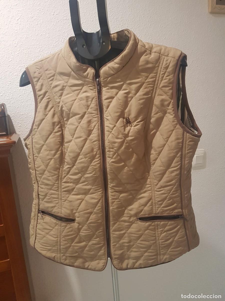 Segunda mano: Chaleco acolchado ligero de mujer, entallado, beige, con forro de cuadros y vivos marrones