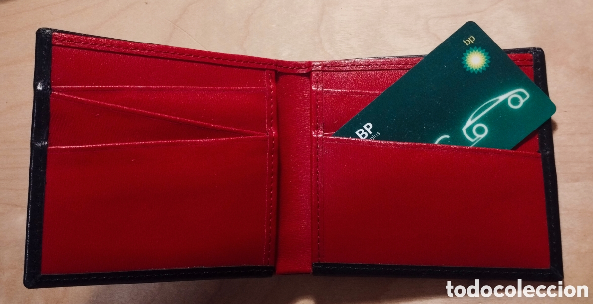 Segunda M&atilde;o: CARTERA BILLETERA DE PIEL - NEGRA Y ROJA - NO USADA
