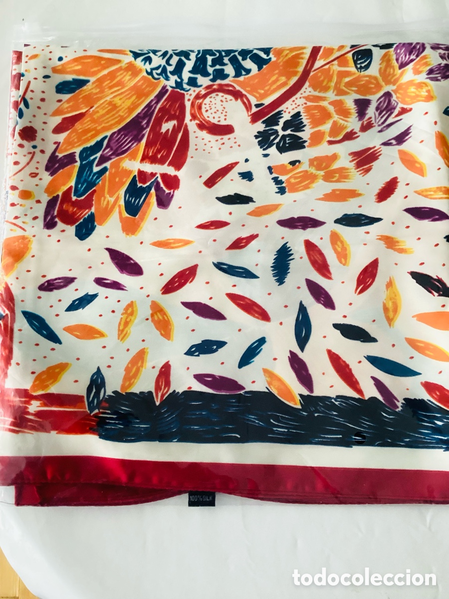 Segunda mano: Pa&ntilde;uelo de seda estampado. Sin estrenar