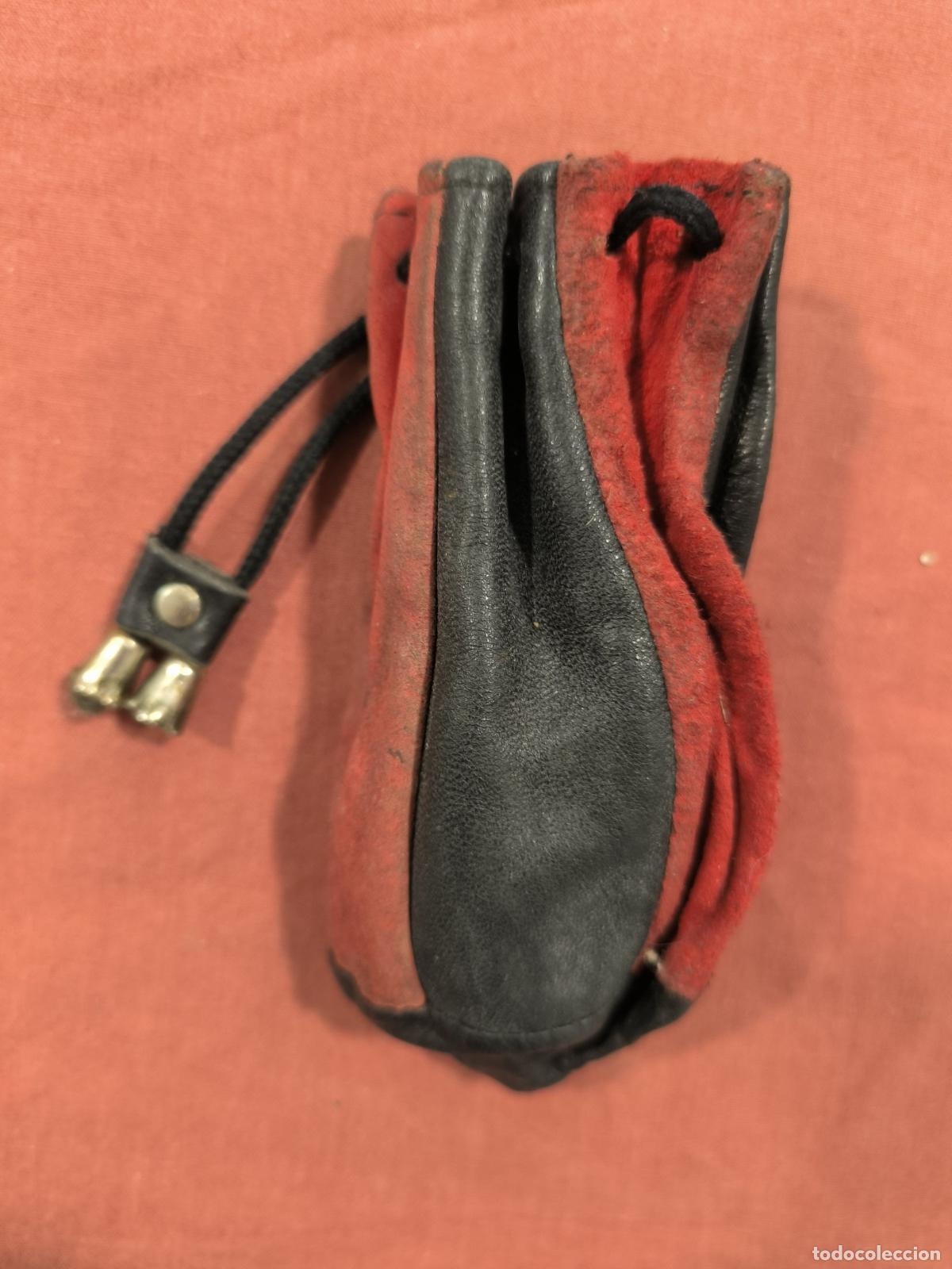 Segunda mano: Monedero de Piel Forma de Saco &ndash; Bolsita con Cord&oacute;n Bicolor Rojo y Negro