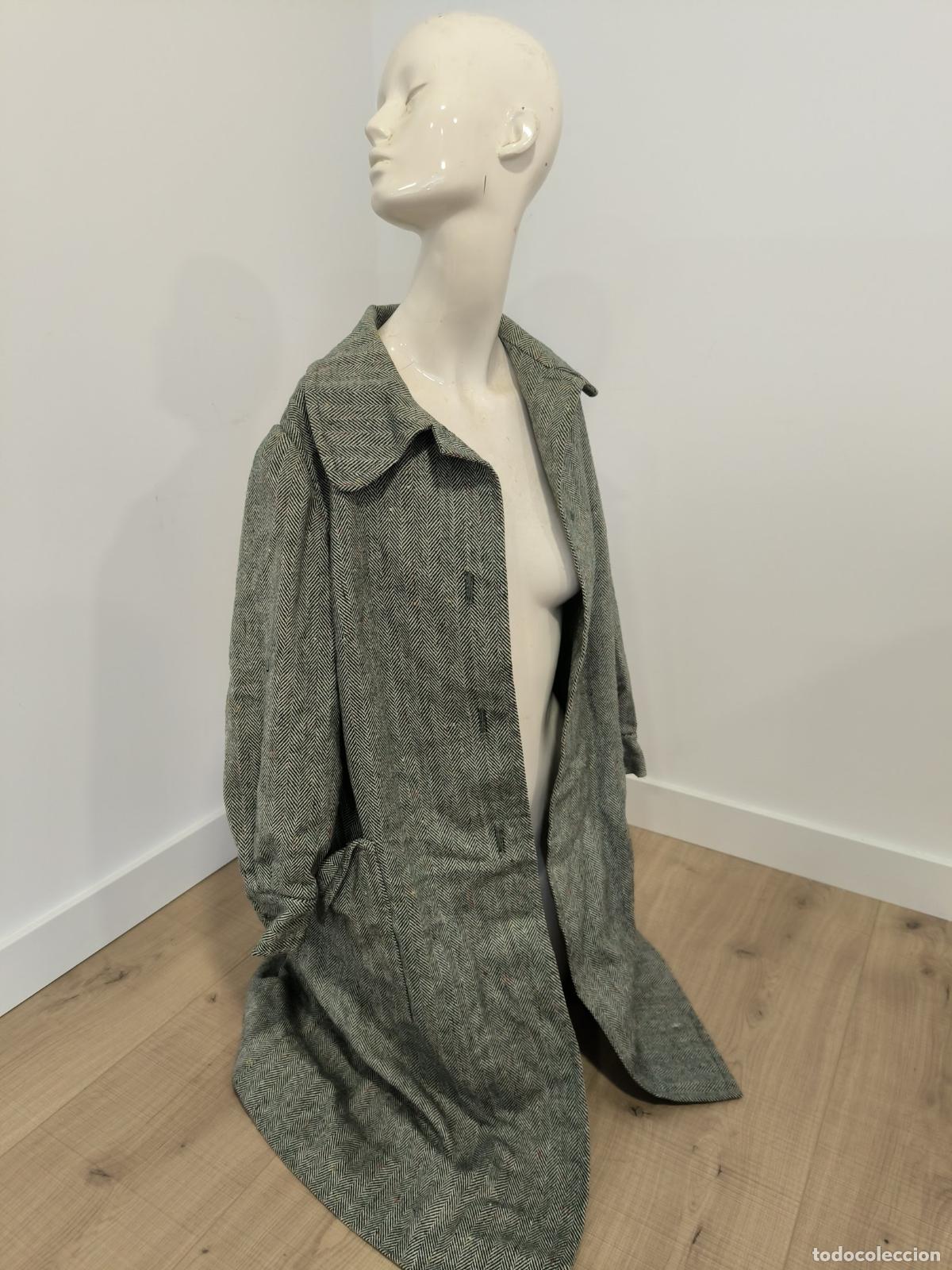 Segunda mano: Abrigo Largo de Mujer Gris Espiga &ndash; Estilo Cl&aacute;sico con Solapas y Cintur&oacute;n
