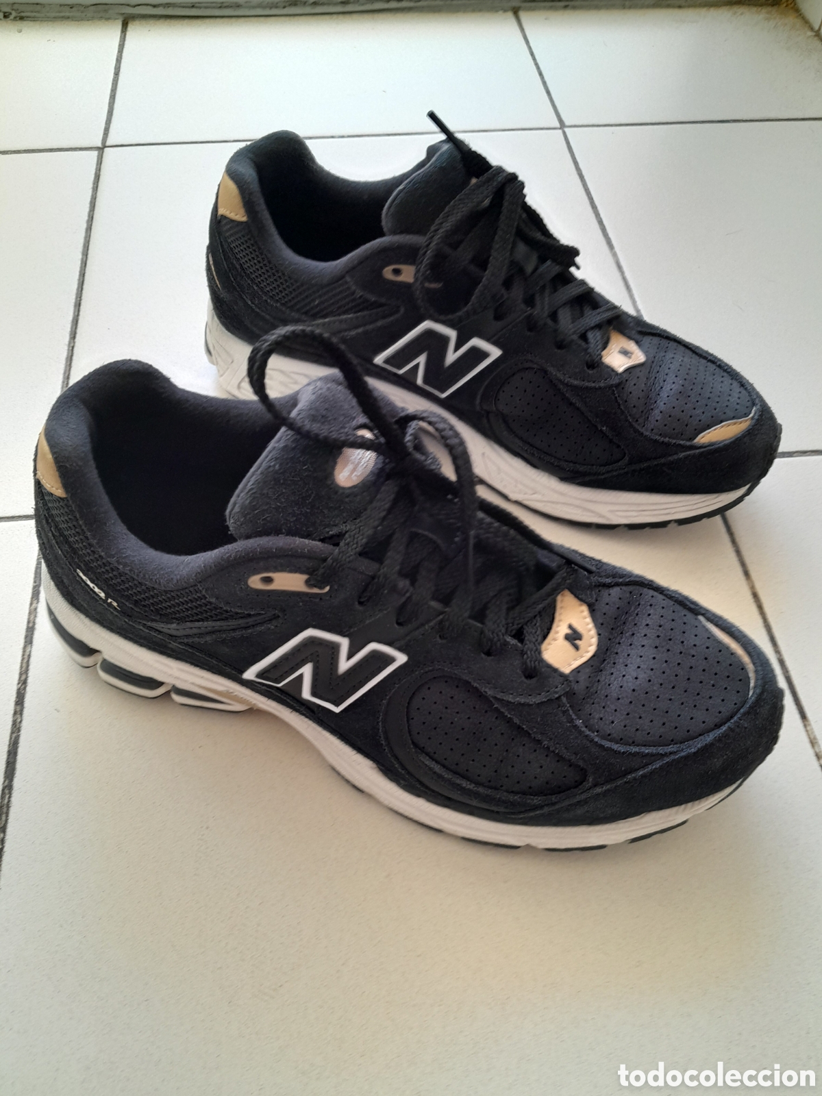 Segunda mano: -Zapatilla New Balance 2002R Negra y Beige.