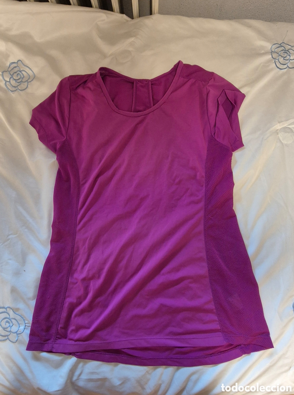 Segunda mano: ​Camiseta t&eacute;cnica deportiva fucsia de running/fitness. Talla M