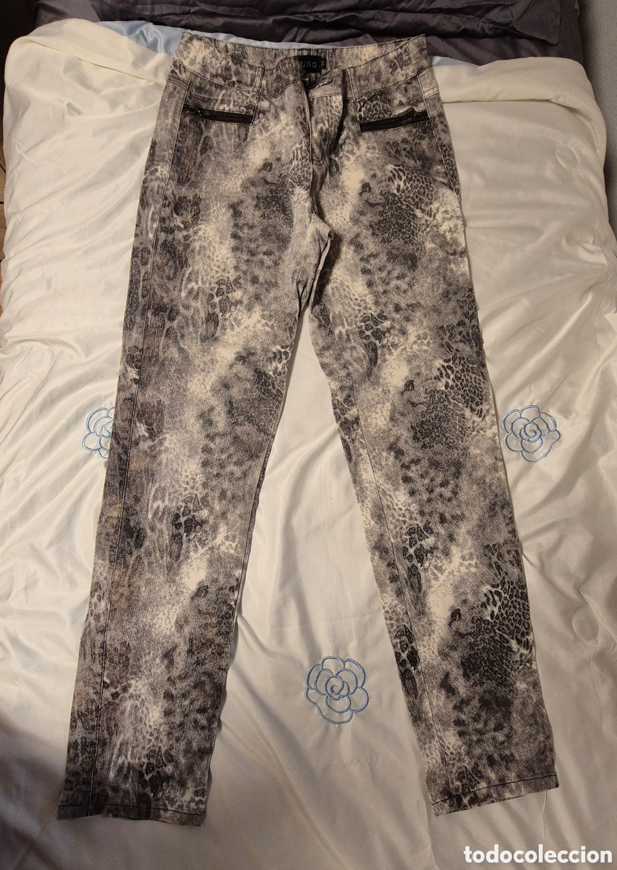 Segunda mano: Pantalones estampados animal print efecto desgastado