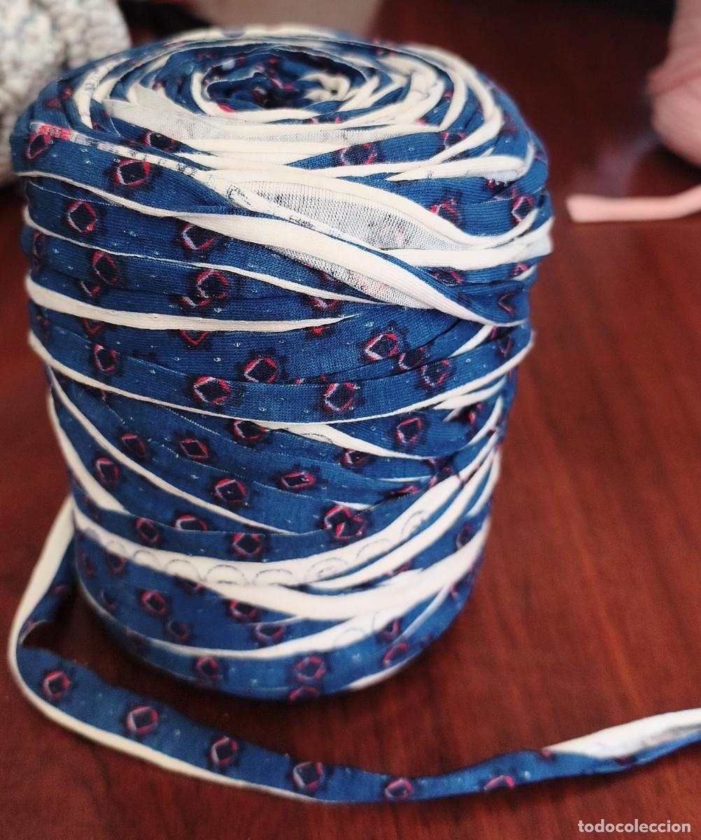 Segunda mano: Tr 3 Ovillo / Madeja trapillo estampado azul y blanco con detalles rojos - 500grs