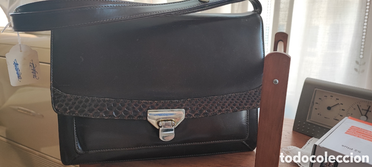 Segunda mano: Bolso bandolera vintage de piel marr&oacute;n con cierre met&aacute;lico