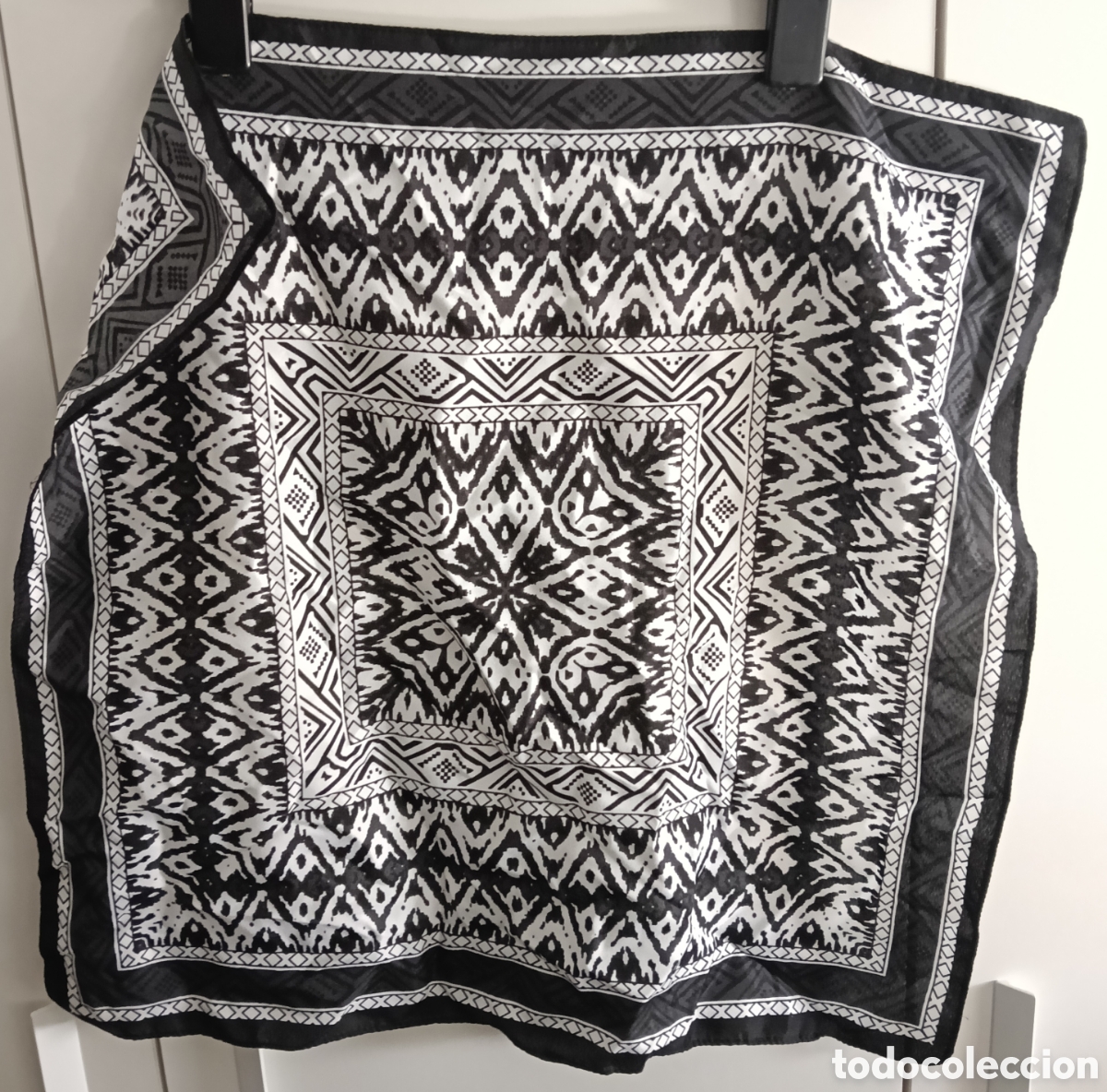 Segunda mano: Pa&ntilde;uelo de chicas con bonito estampado, tiene una medida de 50&times;50cm.