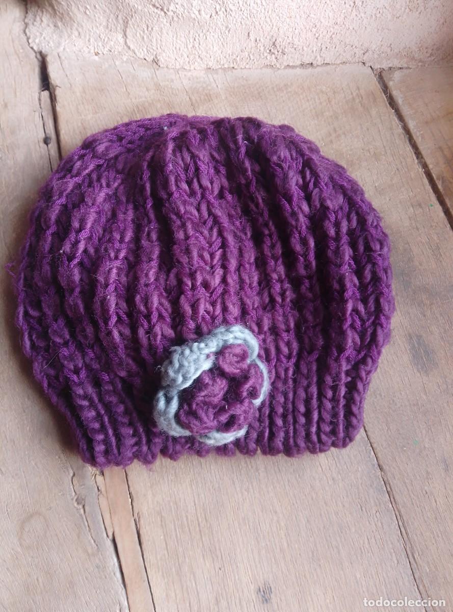 Segunda mano: Gorro de punto con flor. Morado. Talla &uacute;nica