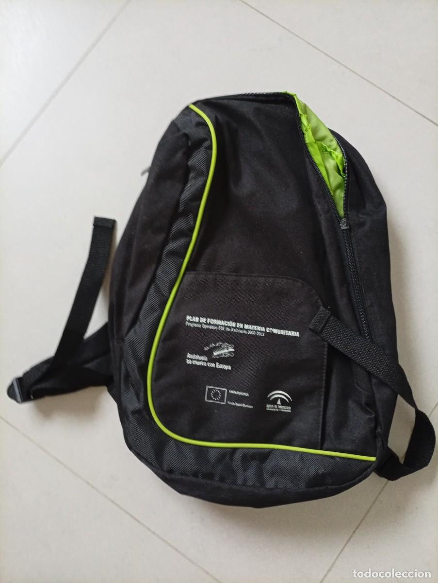 Segunda mano: Mochila negra con detalles en verde. - Dise&ntilde;o Andaluc&iacute;a se mueve con Europa. - Compartimento princi